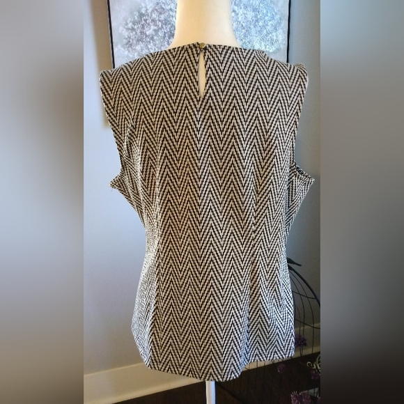 Liz Claiborne Career black and white Chevron print, sleeveless blouse. Size L. - Picture 6 of 11